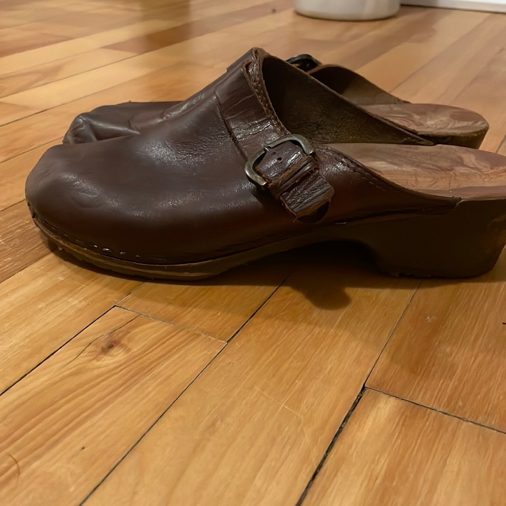 vintage deep brown magna winter clogs